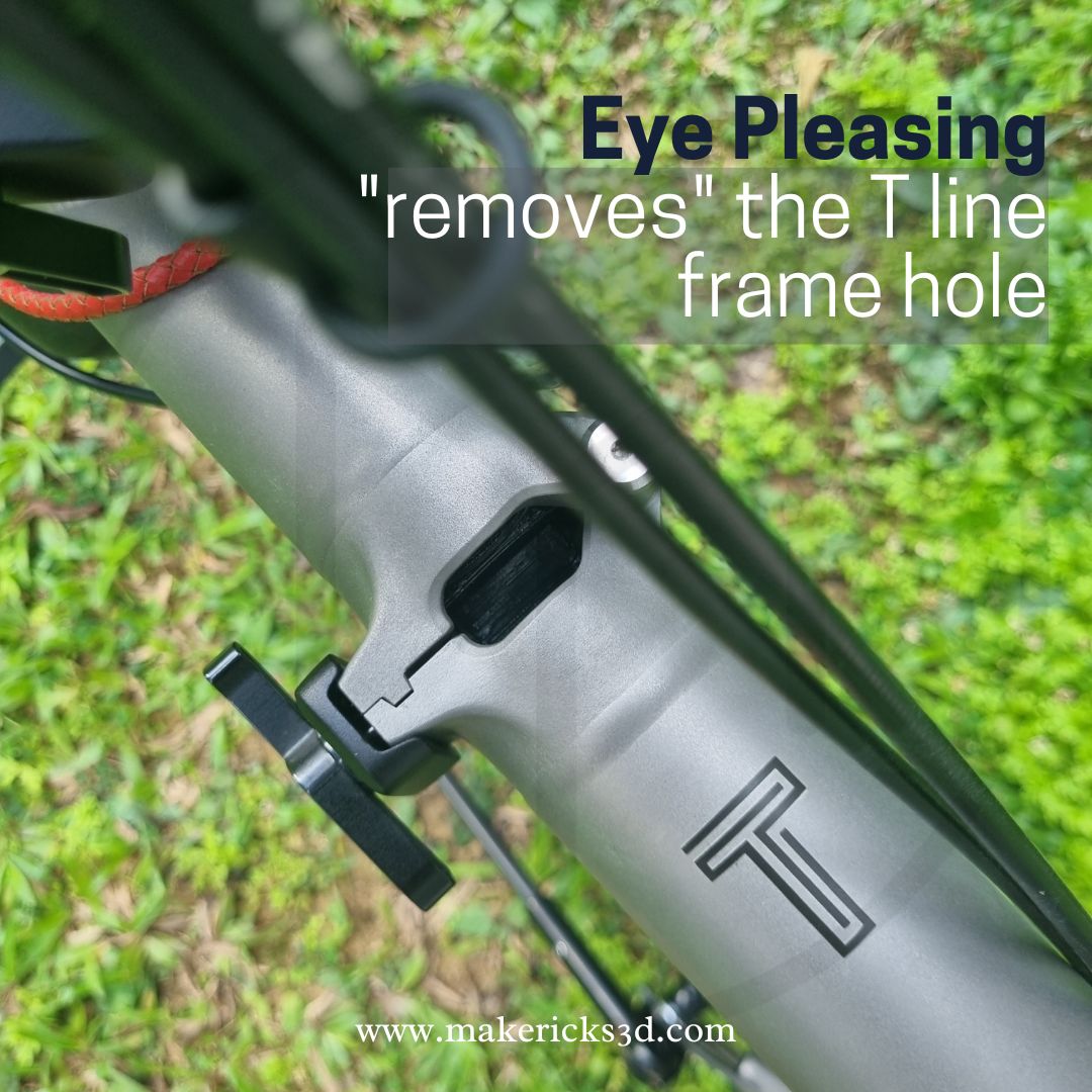 The ergonomic handle of the M Store shields the user from seeing the ground through the hole of the Brompton T line frame, making it more eye-pleasing